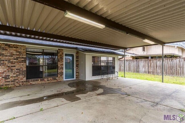 Building Photo - Stylish, Spacious & In a Prime Baton Rouge...