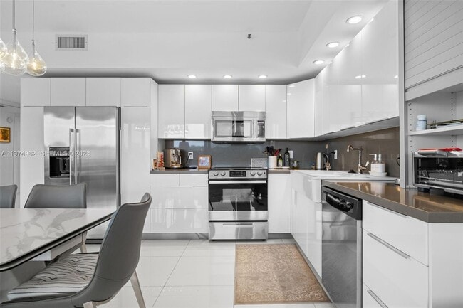 Building Photo - 445 Poinciana Island Dr