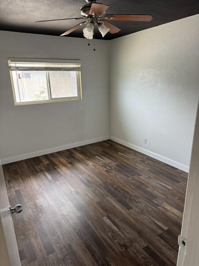 Building Photo - 423 W Ramona Dr