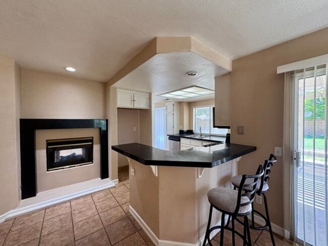 Building Photo - Spacious 4 Bedroom Home with Expansive Bac...