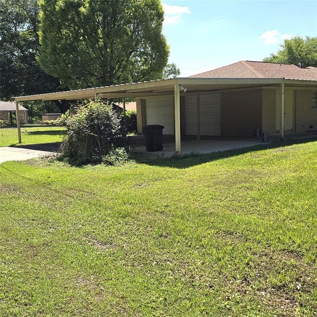 Building Photo - 135 Redbud St