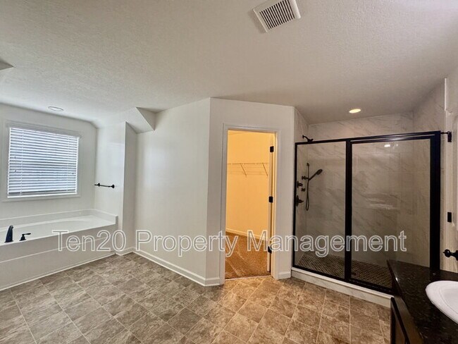 Building Photo - 5037 Lexington Ln