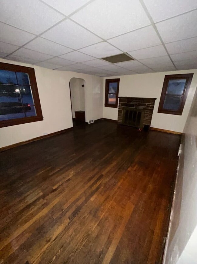 Building Photo - Comfortable 2-Bedroom Rental on Tremont Av...