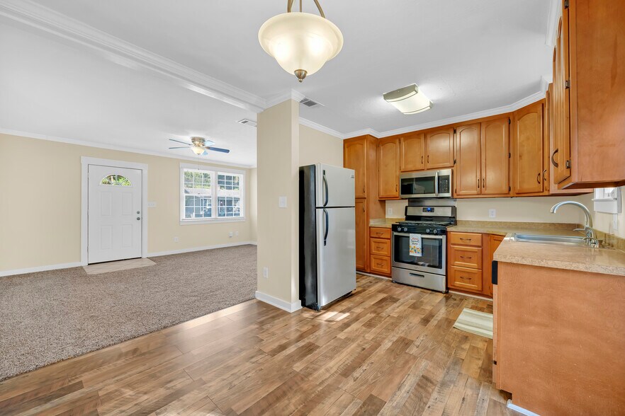 Building Photo - 207 Border Dr E