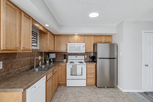 Building Photo - 2301 Primrose Dr