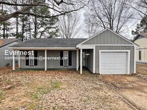 Building Photo - 3 Bed/2 Bath Home with Fenced Yard & Garage / Pet-Friendly / Available Now!