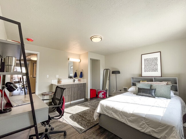 Building Photo - College Crest