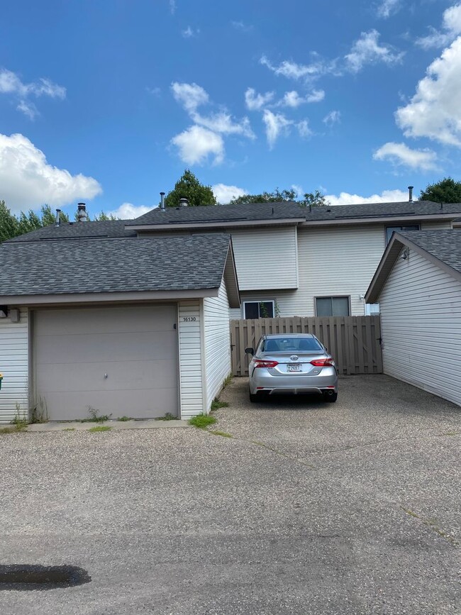 Building Photo - Available 1/1!!  Updated 3 Bedroom Town Ho...