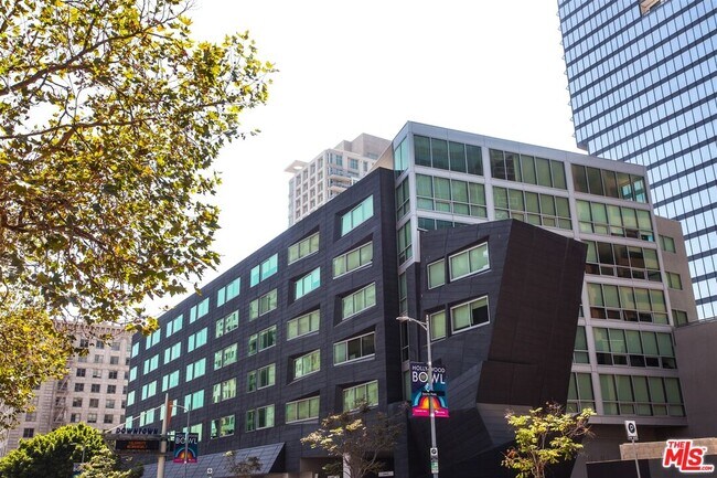 Building Photo - 901 Flower St