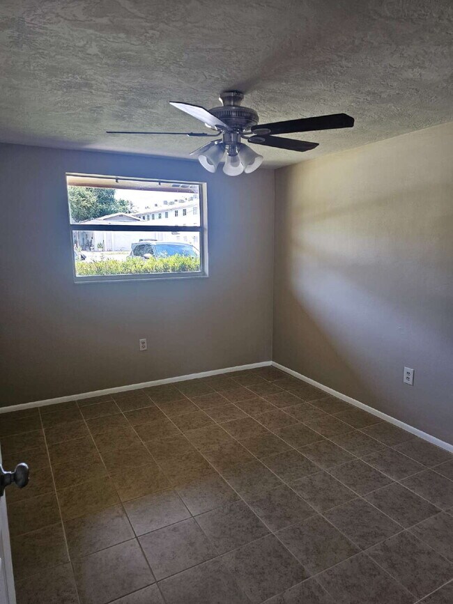 Building Photo - Bright & open 1 bedroom, 1 bath with scree...