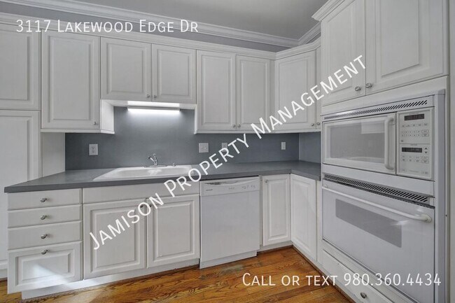 Building Photo - 3117 Lakewood Edge Dr