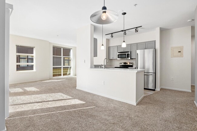 Building Photo - Beautiful 2 Bed 1.75 Bath Condo in Downtown Bellevue