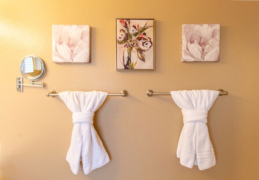 Building Photo - 1387 E 10th Pl