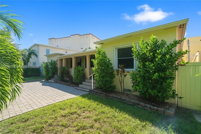 Building Photo - 2530 SW 27th St