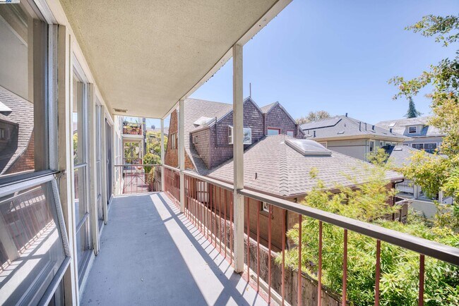 Building Photo - 3815 Harrison St