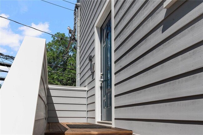 Building Photo - 492 Thames St