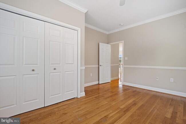Building Photo - 5905 Lone Oak Dr