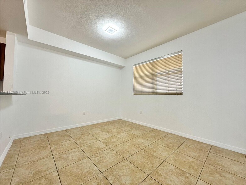 Building Photo - 10870 NW 88th Ter