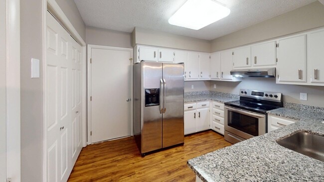 Building Photo - 2140 Fort Harrods Dr