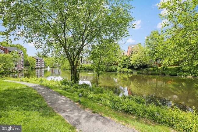 Building Photo - 7602 Lakeside Village Dr