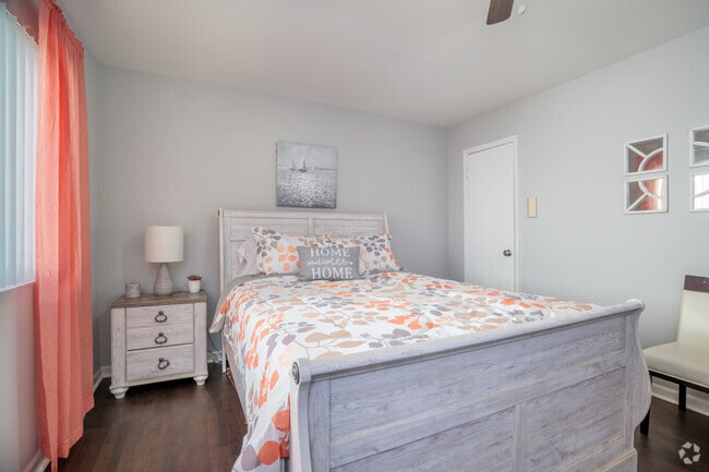 2BR, 1BA - 1,103SF - Bedroom - Midwood Creek