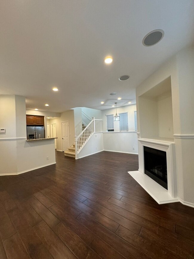 Building Photo - Modern 3 Bed | 2.5 Bath Home in Tustin Field