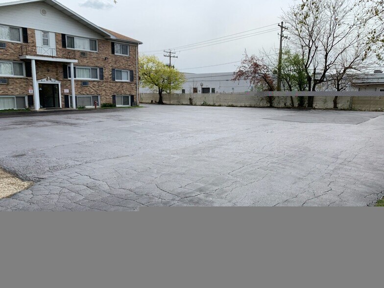 Building Photo - 4117-4123 Lindenwood Dr