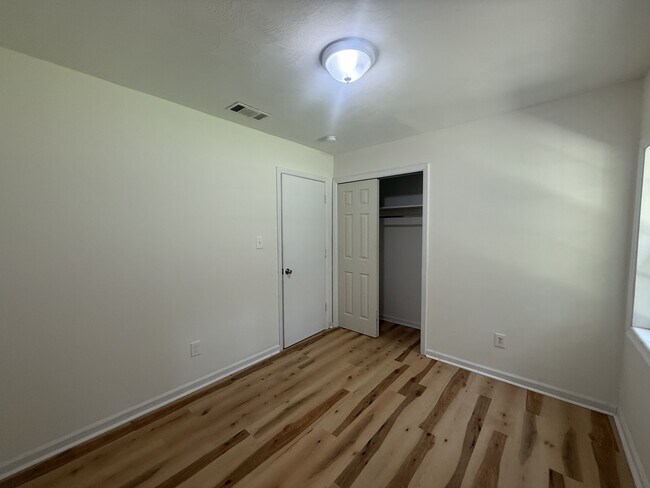 Building Photo - 117 Thornton Ln