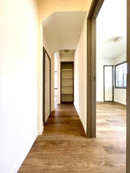 Building Photo - 1345 S Sycamore Ave