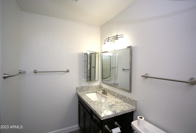 Building Photo - 924 E Manor Dr