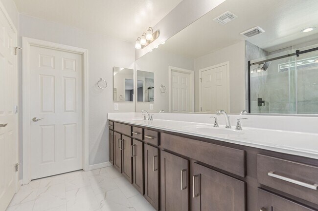 Building Photo - Spacious, Stylish, and Ready for You!