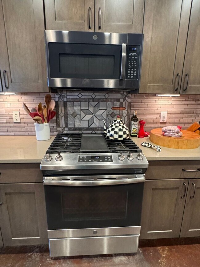 Building Photo - Stylish One-Story FULLY FURNISHED 3Bed, 2B...