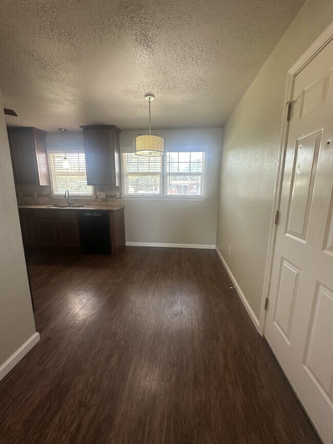 Building Photo - Pre-Leasing for Summer/Fall 2025!