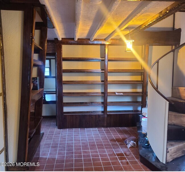 Building Photo - 634 Point Ave