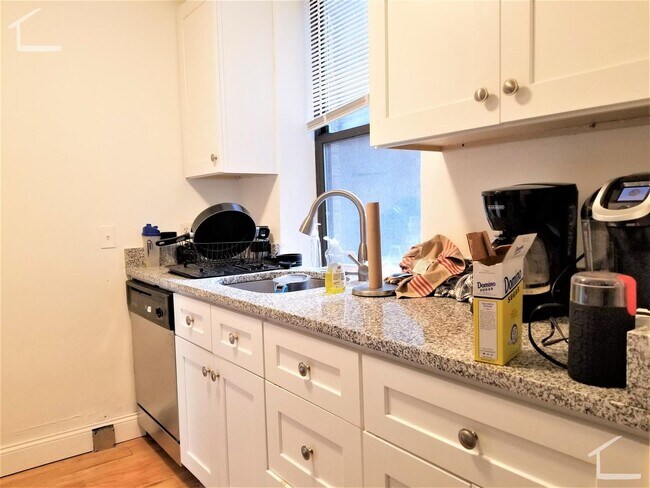 Building Photo - No Brokers Fee, Desirable Location Steps from NEU, Eat-in Kitchen Stainless Still appliances Good...