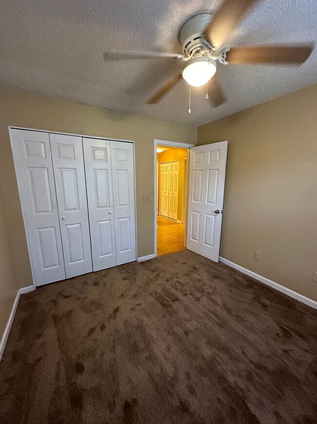 Building Photo - Charming 3 bedroom 2 bath ranch home on a ...