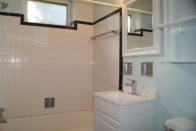 Building Photo - 913 Brookwood Dr