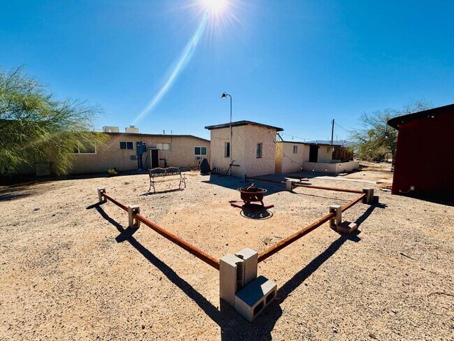 Building Photo - 4 bedrooms, 2 kitchens, 2.5 bathrooms, lau...