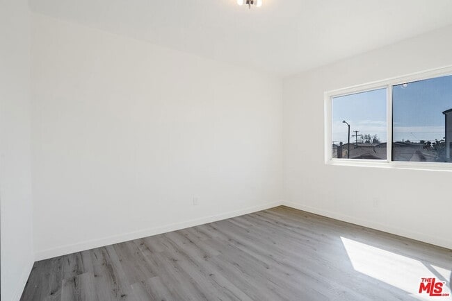 Building Photo - 241 W 84th St
