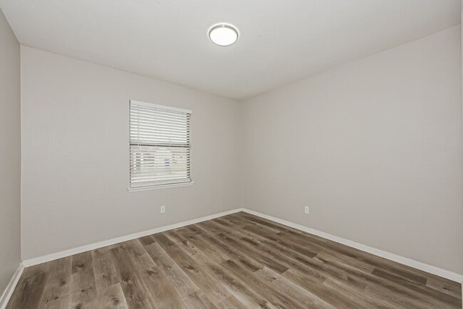 Building Photo - 514 Woodcrest Way