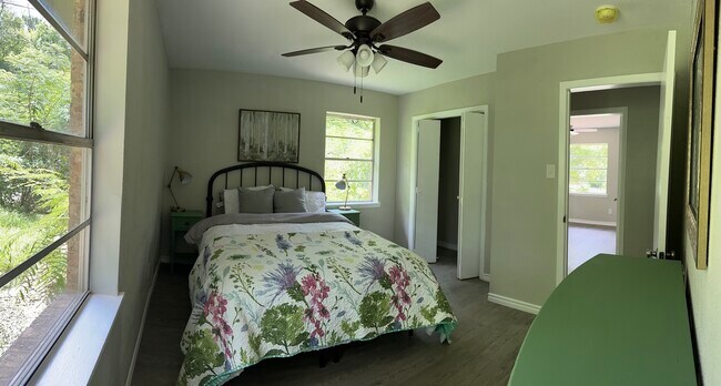Building Photo - 100 Shady Oaks Dr
