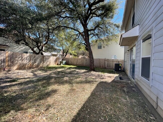 Building Photo - Spacious 3 Bedroom 2 Bath