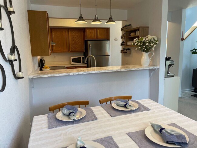 Building Photo - Charming 3b/2.5b Townhome In Louisville