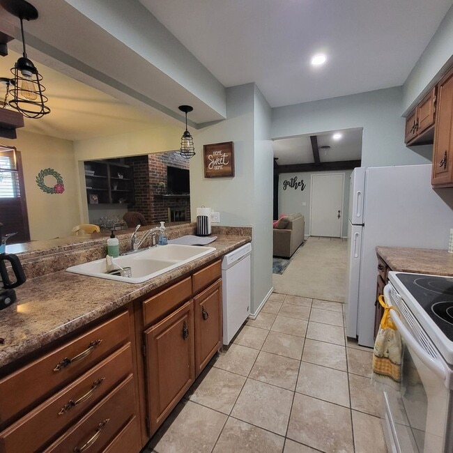 Building Photo - Furnished Rental for Lease