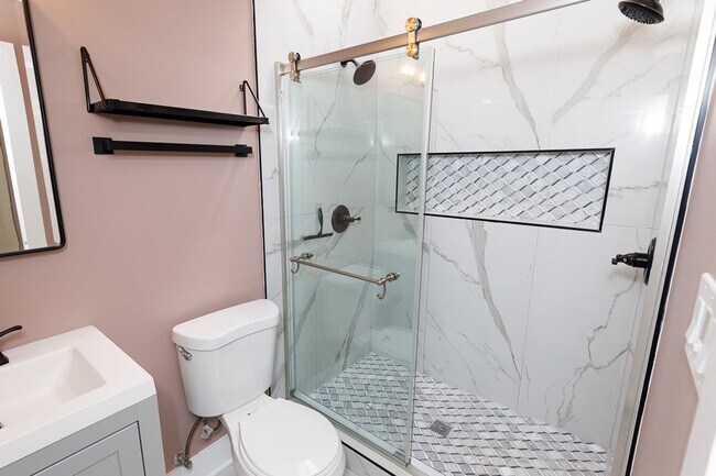 Building Photo - Beautifully Updated 4 Bed/3.5 Bath Row-Hom...