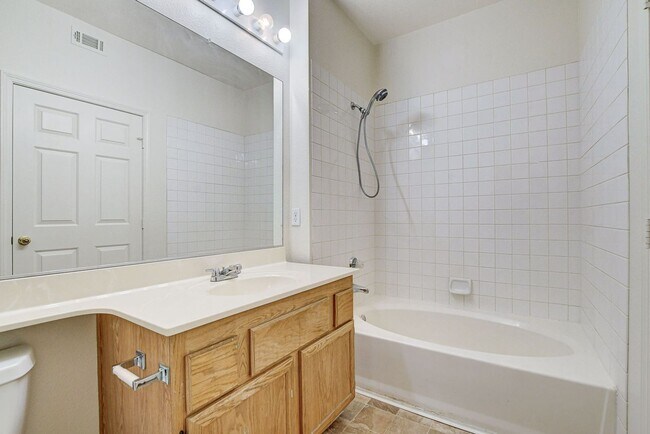 Building Photo - Move right into this 2 bedroom, 2 bath condo!