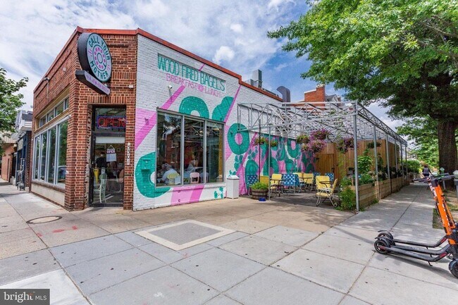 Building Photo - Gorgeous Rowhome Walking Distance to Colum...