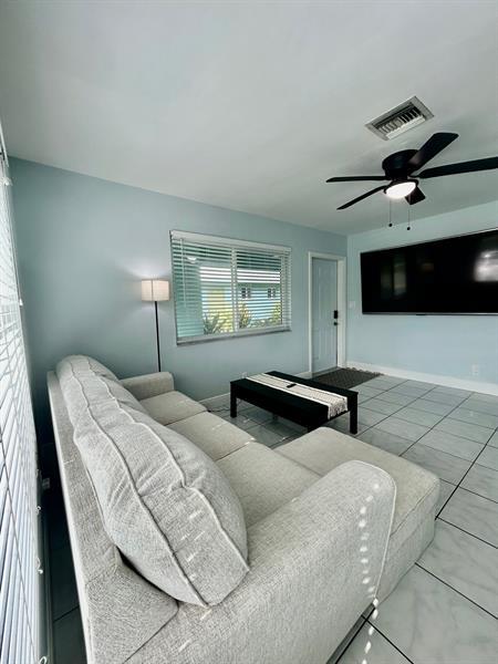 Building Photo - 4421 Poinciana St