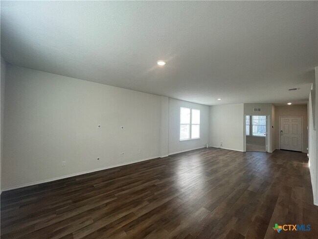 Building Photo - 457 Lynwood Gold