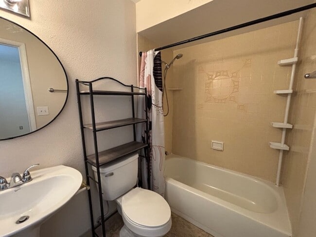 Building Photo - 3 Bedroom - 2 Bath Pool Home